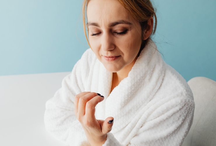 Você já passou pela frustração de ter unhas fracas e quebradiças? Muitas pessoas enfrentam esse problema, e é uma preocupação comum para quem deseja ter unhas bonitas e saudáveis. As unhas frágeis não só comprometem a aparência estética, mas também podem ser dolorosas e incômodas. As unhas são compostas por camadas de proteínas chamadas queratina, que desempenham um papel crucial na sua força e integridade. No entanto, fatores como deficiências nutricionais, exposição frequente a produtos químicos agressivos, hábitos inadequados de cuidados pessoais e até mesmo condições de saúde subjacentes podem levar ao enfraquecimento das unhas. Felizmente, existem medidas que você pode tomar para fortalecer suas unhas e restaurar sua beleza e saúde. Neste artigo, exploraremos diversas dicas e cuidados que ajudarão você a superar o problema das unhas fracas e quebradiças, incluindo a popular técnica de unhas em gel decoradas. Se você está cansado de lidar com unhas frágeis que quebram facilmente, continue lendo para descobrir as soluções eficazes que irão transformar suas unhas e garantir que elas fiquem mais saudáveis e bonitas. Alimentação Saudável: Nutrientes Essenciais para Unhas Fortes Uma alimentação equilibrada desempenha um papel fundamental na saúde das unhas. A falta de certos nutrientes pode contribuir para unhas fracas e quebradiças. Para fortalecer suas unhas, certifique-se de incluir em sua dieta alimentos ricos em vitaminas, minerais e proteínas. - Biotina: Também conhecida como vitamina B7, a biotina é essencial para o crescimento e fortalecimento das unhas. Alimentos como ovos, nozes, legumes e grãos integrais são ótimas fontes de biotina. - Vitamina E: A vitamina E é um poderoso antioxidante que ajuda a proteger as unhas dos danos causados pelos radicais livres. Você pode obter vitamina E em alimentos como amêndoas, sementes de girassol, espinafre e abacate. - Ferro: A deficiência de ferro pode causar unhas quebradiças. Certifique-se de incluir fontes de ferro em sua dieta, como carnes magras, leguminosas, folhas verdes escuras e grãos integrais. - Proteínas: As unhas são compostas principalmente de proteínas, então é importante garantir uma ingestão adequada desse nutriente. Alimentos como carne, frango, peixe, ovos, laticínios e leguminosas são ricos em proteínas. Lembre-se de consultar um nutricionista para obter orientações personalizadas sobre sua dieta e suplementação, se necessário. Com uma alimentação saudável e balanceada, você estará fornecendo os nutrientes essenciais para fortalecer suas unhas de dentro para fora, como entrar em um portal zoe. Hábitos e Cuidados Diários: Mantendo suas Unhas Protegidas e Fortes Além da alimentação adequada, hábitos e cuidados diários são essenciais para manter as unhas fortes e protegidas contra danos. Aqui estão algumas práticas importantes a serem seguidas: - Corte e lixe corretamente: Ao cortar as unhas, utilize um cortador apropriado, evitando cortá-las muito curtas, o que pode enfraquecê-las. Em seguida, lixe as bordas das unhas em um movimento suave e único, para evitar a formação de pontas afiadas que podem se quebrar facilmente. - Use luvas de proteção: Ao realizar tarefas domésticas, como lavar louça ou usar produtos de limpeza, use luvas de proteção para evitar o contato direto das unhas com produtos químicos agressivos, que podem enfraquecê-las. - Hidrate as mãos e cutículas: Aplique regularmente um hidratante para mãos e cutículas, pois isso ajuda a evitar o ressecamento das unhas, mantendo-as flexíveis e menos propensas a quebrar. - Evite o uso excessivo de produtos químicos: Limitar a exposição a esmaltes, removedores de esmalte e produtos químicos agressivos é importante para manter a saúde das unhas. Dê um intervalo entre as esmaltações para permitir que as unhas respirem e se recuperem. Unhas em Gel: Uma Alternativa para Unhas Frágeis e Quebradiças Se você tem lutado constantemente com unhas frágeis e quebradiças, uma alternativa popular a considerar é a aplicação de unhas em gel. Essa técnica tem ganhado destaque por sua capacidade de fortalecer as unhas naturais, proporcionando um aspecto impecável e duradouro. As unhas em gel são feitas através da aplicação de um gel acrílico sobre as unhas naturais. Esse gel é moldado e endurecido utilizando luz UV ou LED. O resultado é uma camada protetora sobre as unhas, que oferece resistência adicional e ajuda a prevenir quebras e lascas. Uma das principais vantagens das unhas em gel é a sua durabilidade. Ao contrário do esmalte tradicional, que pode descascar rapidamente, as unhas em gel podem durar semanas sem perder o brilho ou a aparência impecável. Além disso, o gel acrílico proporciona uma superfície mais rígida, o que ajuda a proteger as unhas naturais e a evitar que se tornem frágeis e quebradiças. No entanto, é importante lembrar que a aplicação e remoção corretas das unhas em gel são fundamentais para preservar a saúde das unhas naturais. Recomenda-se que a aplicação seja feita por um profissional especializado, garantindo uma colocação adequada e segura. Além disso, é essencial seguir as orientações para a remoção adequada, sem danificar a superfície da unha. Conclusão Ter unhas fracas e quebradiças pode ser frustrante, mas felizmente existem soluções para fortalecê-las. Através de uma alimentação saudável, rica em nutrientes essenciais, e práticas adequadas de cuidados diários, você pode fortalecer suas unhas de dentro para fora. Além disso, as unhas em gel podem ser uma alternativa interessante para proporcionar um aspecto impecável e proteção adicional às unhas naturais. Lembre-se de que cada pessoa é única, e pode ser necessário experimentar diferentes abordagens para encontrar a melhor solução para suas unhas. Se persistirem problemas com unhas fracas e quebradiças, é sempre recomendável consultar um dermatologista ou um profissional especializado em cuidados com as unhas. Com as dicas e conhecimentos fornecidos neste artigo, você estará mais preparado para fortalecer suas unhas e desfrutar de unhas bonitas e saudáveis. Invista um tempo e atenção nos cuidados adequados, e em breve você poderá exibir unhas fortes e deslumbrantes.