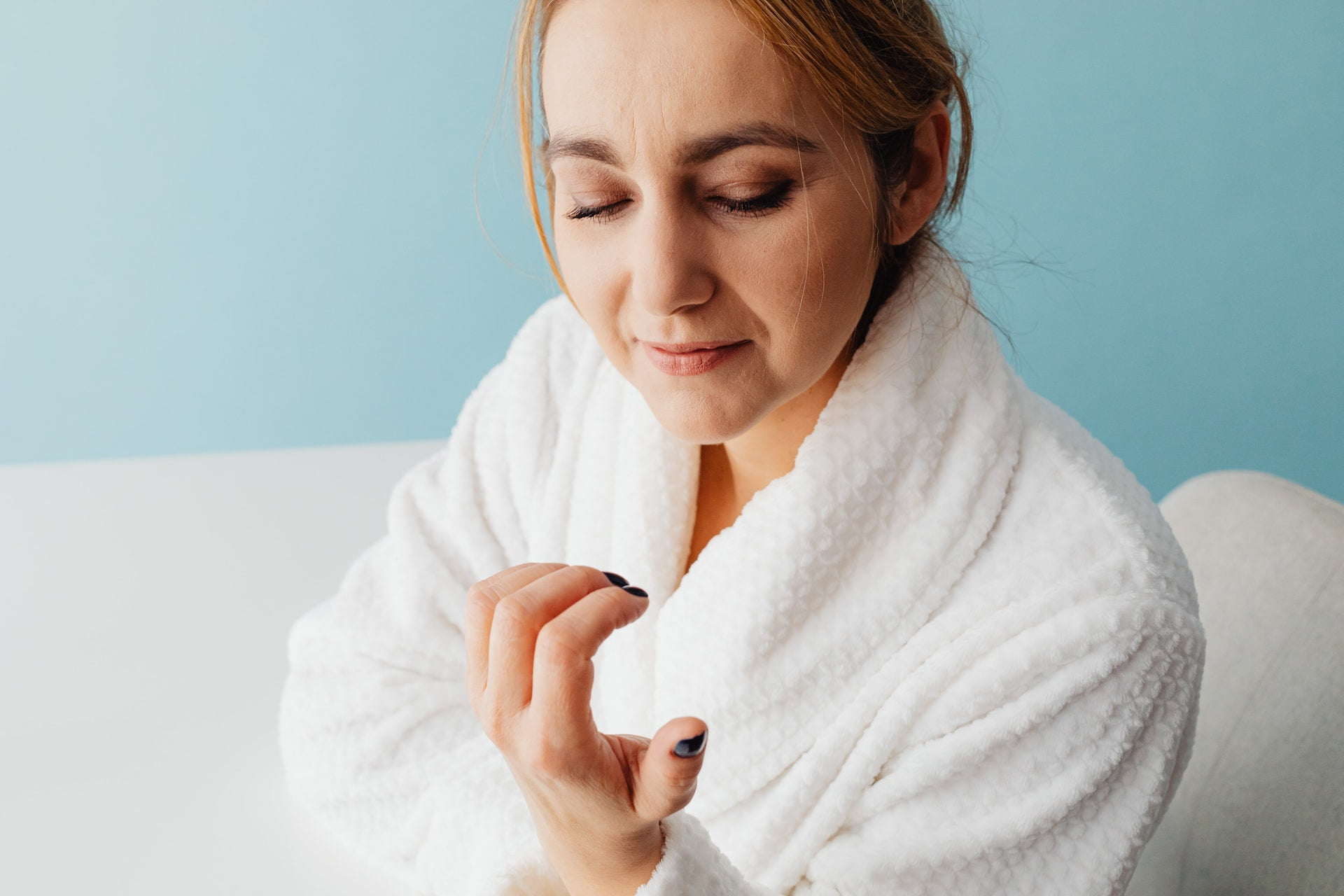 Você já passou pela frustração de ter unhas fracas e quebradiças? Muitas pessoas enfrentam esse problema, e é uma preocupação comum para quem deseja ter unhas bonitas e saudáveis. As unhas frágeis não só comprometem a aparência estética, mas também podem ser dolorosas e incômodas. As unhas são compostas por camadas de proteínas chamadas queratina, que desempenham um papel crucial na sua força e integridade. No entanto, fatores como deficiências nutricionais, exposição frequente a produtos químicos agressivos, hábitos inadequados de cuidados pessoais e até mesmo condições de saúde subjacentes podem levar ao enfraquecimento das unhas. Felizmente, existem medidas que você pode tomar para fortalecer suas unhas e restaurar sua beleza e saúde. Neste artigo, exploraremos diversas dicas e cuidados que ajudarão você a superar o problema das unhas fracas e quebradiças, incluindo a popular técnica de unhas em gel decoradas. Se você está cansado de lidar com unhas frágeis que quebram facilmente, continue lendo para descobrir as soluções eficazes que irão transformar suas unhas e garantir que elas fiquem mais saudáveis e bonitas. Alimentação Saudável: Nutrientes Essenciais para Unhas Fortes Uma alimentação equilibrada desempenha um papel fundamental na saúde das unhas. A falta de certos nutrientes pode contribuir para unhas fracas e quebradiças. Para fortalecer suas unhas, certifique-se de incluir em sua dieta alimentos ricos em vitaminas, minerais e proteínas. - Biotina: Também conhecida como vitamina B7, a biotina é essencial para o crescimento e fortalecimento das unhas. Alimentos como ovos, nozes, legumes e grãos integrais são ótimas fontes de biotina. - Vitamina E: A vitamina E é um poderoso antioxidante que ajuda a proteger as unhas dos danos causados pelos radicais livres. Você pode obter vitamina E em alimentos como amêndoas, sementes de girassol, espinafre e abacate. - Ferro: A deficiência de ferro pode causar unhas quebradiças. Certifique-se de incluir fontes de ferro em sua dieta, como carnes magras, leguminosas, folhas verdes escuras e grãos integrais. - Proteínas: As unhas são compostas principalmente de proteínas, então é importante garantir uma ingestão adequada desse nutriente. Alimentos como carne, frango, peixe, ovos, laticínios e leguminosas são ricos em proteínas. Lembre-se de consultar um nutricionista para obter orientações personalizadas sobre sua dieta e suplementação, se necessário. Com uma alimentação saudável e balanceada, você estará fornecendo os nutrientes essenciais para fortalecer suas unhas de dentro para fora, como entrar em um portal zoe. Hábitos e Cuidados Diários: Mantendo suas Unhas Protegidas e Fortes Além da alimentação adequada, hábitos e cuidados diários são essenciais para manter as unhas fortes e protegidas contra danos. Aqui estão algumas práticas importantes a serem seguidas: - Corte e lixe corretamente: Ao cortar as unhas, utilize um cortador apropriado, evitando cortá-las muito curtas, o que pode enfraquecê-las. Em seguida, lixe as bordas das unhas em um movimento suave e único, para evitar a formação de pontas afiadas que podem se quebrar facilmente. - Use luvas de proteção: Ao realizar tarefas domésticas, como lavar louça ou usar produtos de limpeza, use luvas de proteção para evitar o contato direto das unhas com produtos químicos agressivos, que podem enfraquecê-las. - Hidrate as mãos e cutículas: Aplique regularmente um hidratante para mãos e cutículas, pois isso ajuda a evitar o ressecamento das unhas, mantendo-as flexíveis e menos propensas a quebrar. - Evite o uso excessivo de produtos químicos: Limitar a exposição a esmaltes, removedores de esmalte e produtos químicos agressivos é importante para manter a saúde das unhas. Dê um intervalo entre as esmaltações para permitir que as unhas respirem e se recuperem. Unhas em Gel: Uma Alternativa para Unhas Frágeis e Quebradiças Se você tem lutado constantemente com unhas frágeis e quebradiças, uma alternativa popular a considerar é a aplicação de unhas em gel. Essa técnica tem ganhado destaque por sua capacidade de fortalecer as unhas naturais, proporcionando um aspecto impecável e duradouro. As unhas em gel são feitas através da aplicação de um gel acrílico sobre as unhas naturais. Esse gel é moldado e endurecido utilizando luz UV ou LED. O resultado é uma camada protetora sobre as unhas, que oferece resistência adicional e ajuda a prevenir quebras e lascas. Uma das principais vantagens das unhas em gel é a sua durabilidade. Ao contrário do esmalte tradicional, que pode descascar rapidamente, as unhas em gel podem durar semanas sem perder o brilho ou a aparência impecável. Além disso, o gel acrílico proporciona uma superfície mais rígida, o que ajuda a proteger as unhas naturais e a evitar que se tornem frágeis e quebradiças. No entanto, é importante lembrar que a aplicação e remoção corretas das unhas em gel são fundamentais para preservar a saúde das unhas naturais. Recomenda-se que a aplicação seja feita por um profissional especializado, garantindo uma colocação adequada e segura. Além disso, é essencial seguir as orientações para a remoção adequada, sem danificar a superfície da unha. Conclusão Ter unhas fracas e quebradiças pode ser frustrante, mas felizmente existem soluções para fortalecê-las. Através de uma alimentação saudável, rica em nutrientes essenciais, e práticas adequadas de cuidados diários, você pode fortalecer suas unhas de dentro para fora. Além disso, as unhas em gel podem ser uma alternativa interessante para proporcionar um aspecto impecável e proteção adicional às unhas naturais. Lembre-se de que cada pessoa é única, e pode ser necessário experimentar diferentes abordagens para encontrar a melhor solução para suas unhas. Se persistirem problemas com unhas fracas e quebradiças, é sempre recomendável consultar um dermatologista ou um profissional especializado em cuidados com as unhas. Com as dicas e conhecimentos fornecidos neste artigo, você estará mais preparado para fortalecer suas unhas e desfrutar de unhas bonitas e saudáveis. Invista um tempo e atenção nos cuidados adequados, e em breve você poderá exibir unhas fortes e deslumbrantes.