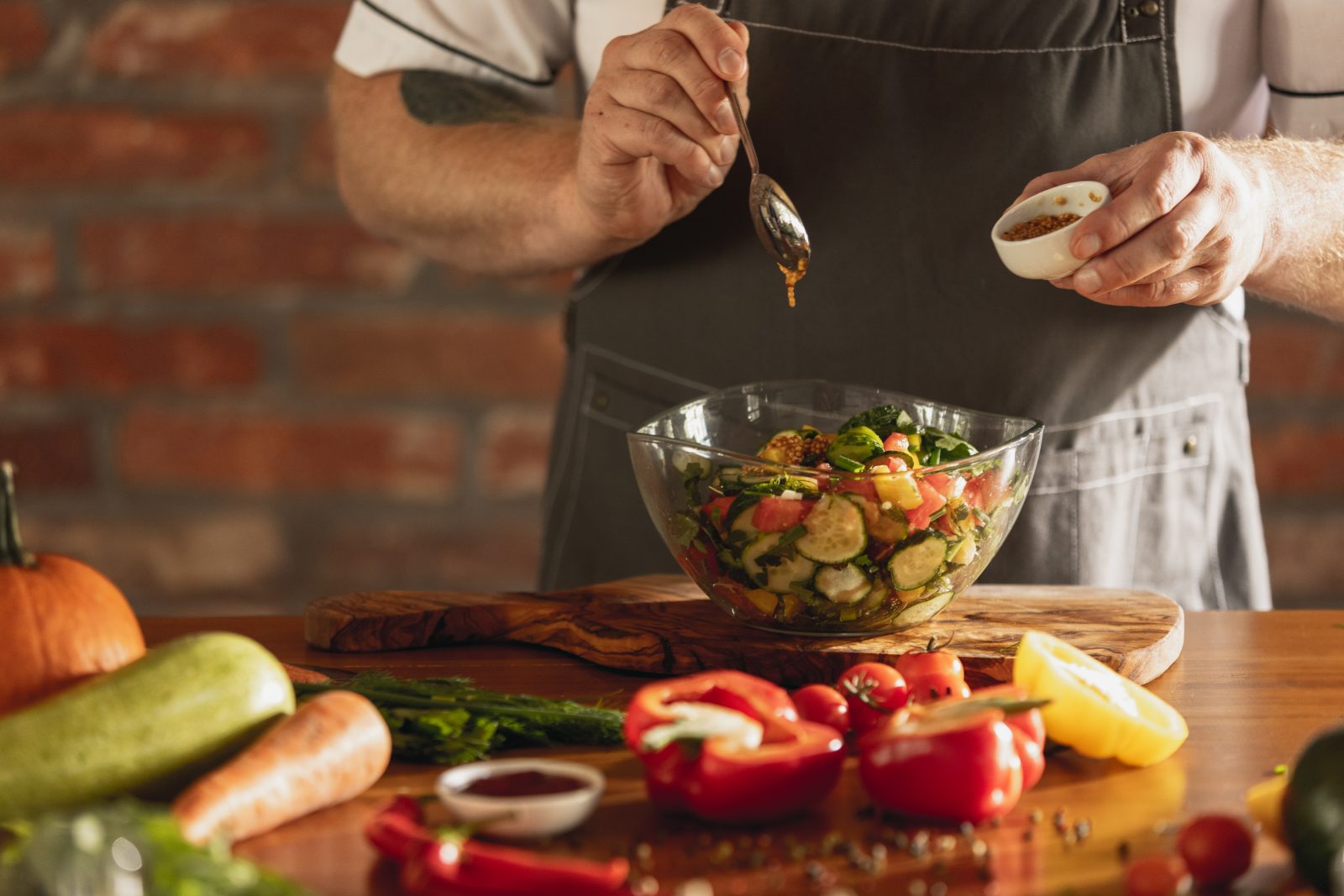 As mãos do chef cortando vegetais em sua cozinha