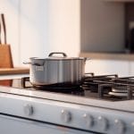 Cozinha moderna com superfícies brancas e um fogão chique